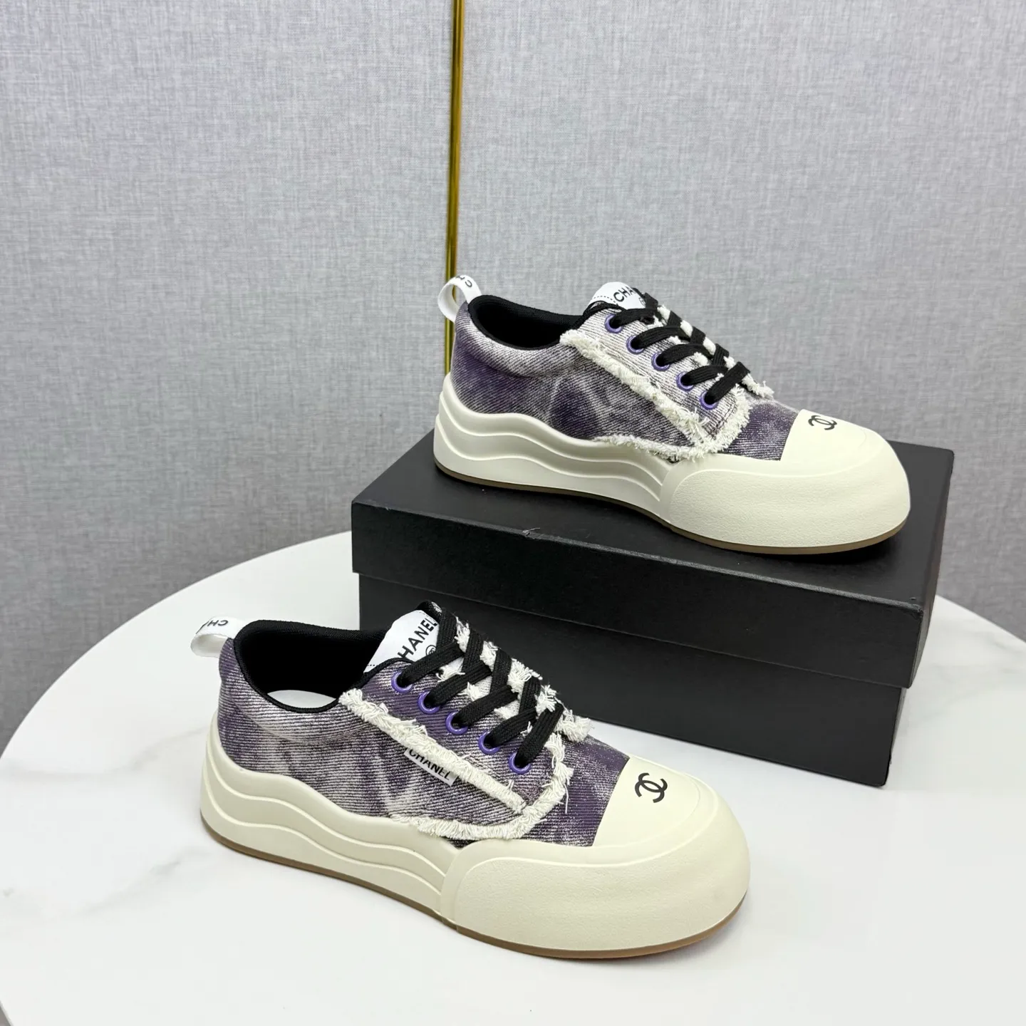 👟👟Ex-factory price 600👟👟Chanel Panda Shoes! 2025 counter's top casual sports shoes, this classic design; the upper is in the style of electric embroidery with various techniques; the outsole is fashionable and sporty; the unusual inclusion of a variety of color matching elements... The diversified mix and match is very good-looking and versatile, and can be used for leisure, fashion, sports, and outdoor... ꫛꫀꪝ Go➫ Materials: ❶Upper made of: original imported first-layer silk cowhide + original version waterproof cloth + original first-layer cowhide ❷Inner lining: Original Yangli+wang ❸ Outsole based on: Original TPU combination outsole Counter boutique packaging complete set for women 35–41